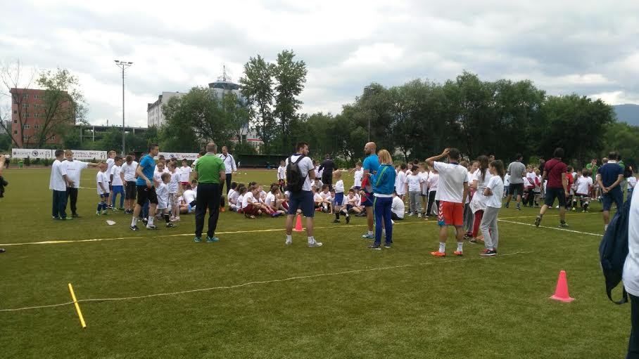 Više od 200 djevojčica i dječaka na otvorenoj zabavnoj školi fudbala u Centru „Safet Zajko“