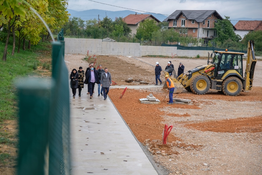 Načelnik Efendić obišao radove na izgradnji sportsko - rekreacionog centra ''Zlatno polje'' na Sokolju: Rade se završne pripreme za postavljanje umjetne trave