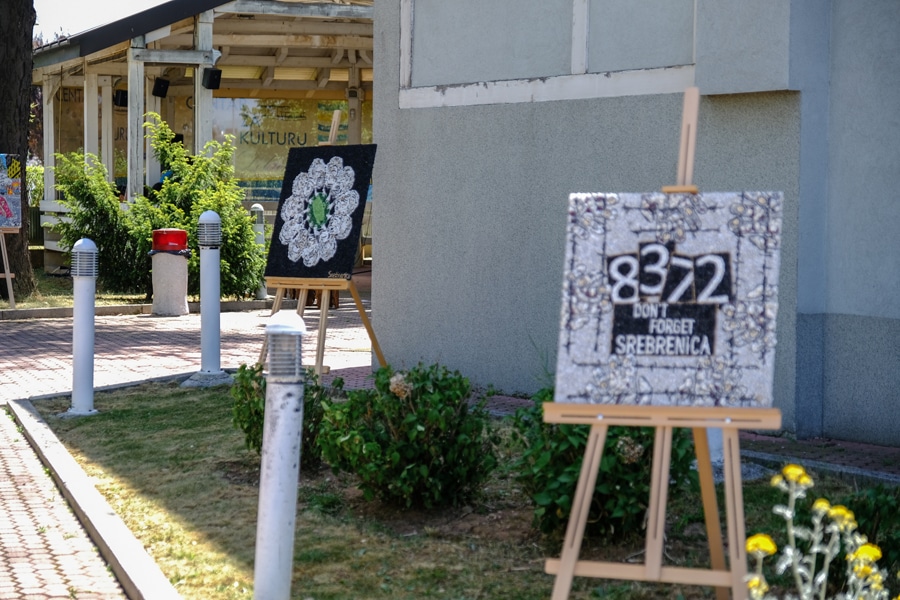 Izložba umjetničkih djela Irfana Rustempašića posvećena žrtvama genocida u Srebrenici otvorena u Centru za kulturu na Dobrinji