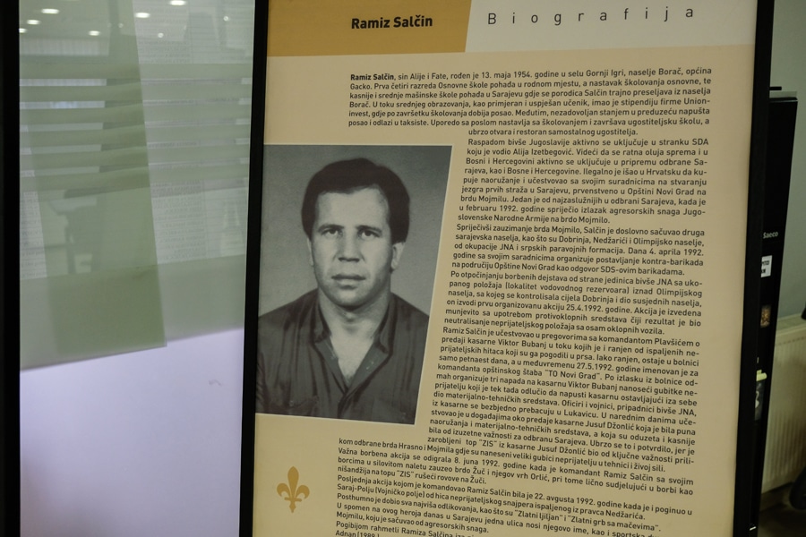 Izložba fotografija o liku i djelu Ramiza Salčina postavljena u zgradi Općine Novi Grad Sarajevo