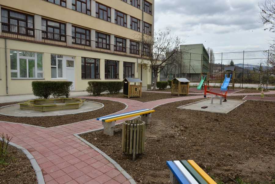 U toku upis djece u vrtić u zgradi Željezničkog školskog centra u Buča Potoku
