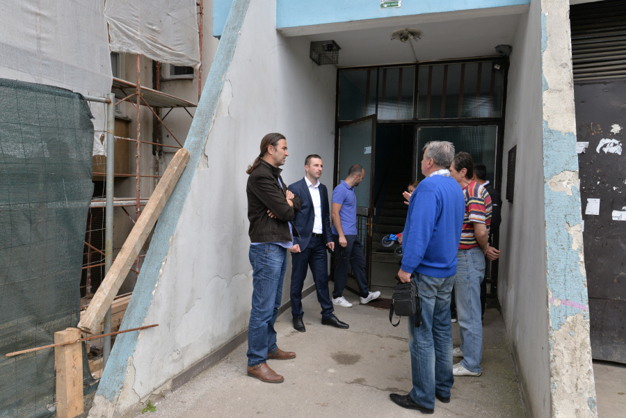 Predstavnici Općine Novi Grad obišli stambenu zgradu u ulici Semira Frašte u kojoj se desio požar
