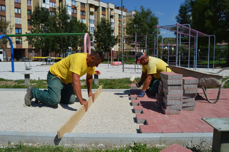 Rekonstrukcija igrališta u ulici Omladinskih radnih brigada: Uz zamjenu oštećenog mobilijara igralište će biti obogaćeno i novim sadržajima za djecu