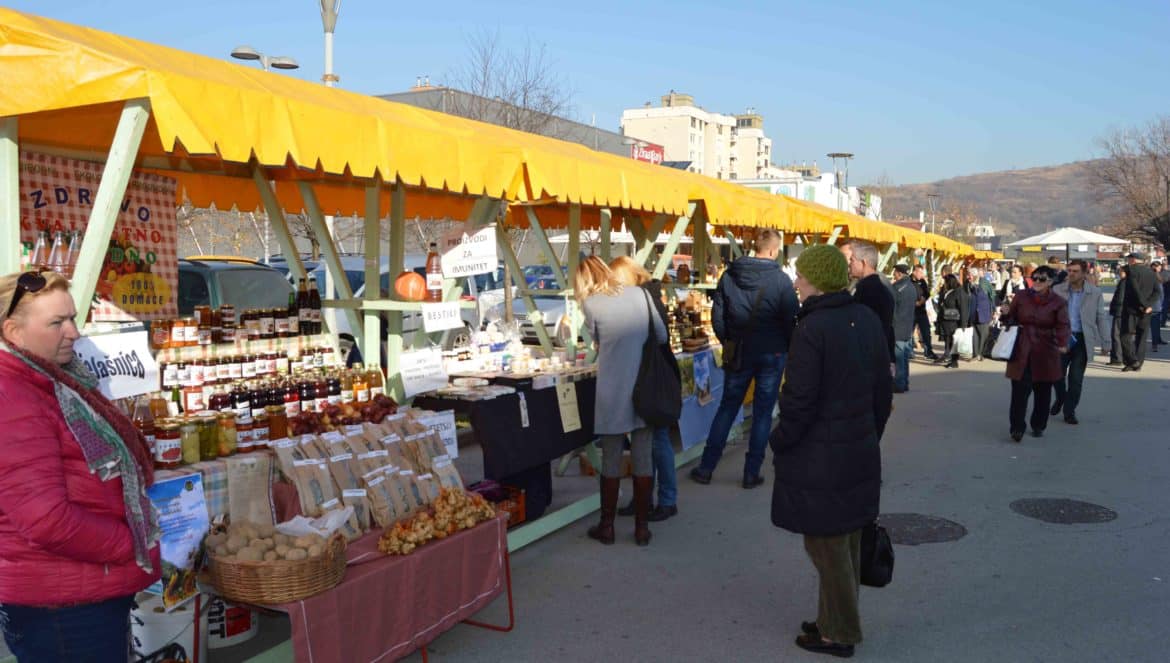 Na Dobrinji otvoren trodnevni sajam „Bosanska tržnica – dobri domaćin meda i ljekobilja“