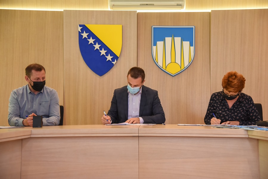 Načelnik Efendić potpisao ugovore za sanaciju 15 ulica i projektovanje nove vodovodne mreže u ulici Ferida Srnje u Švrakinom Selu