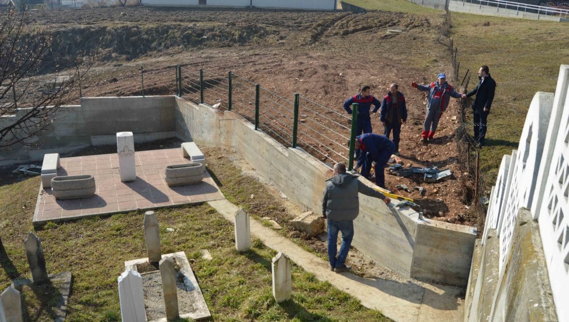 Izgrađena ograda oko šehidskog mezarja u Buča Potoku