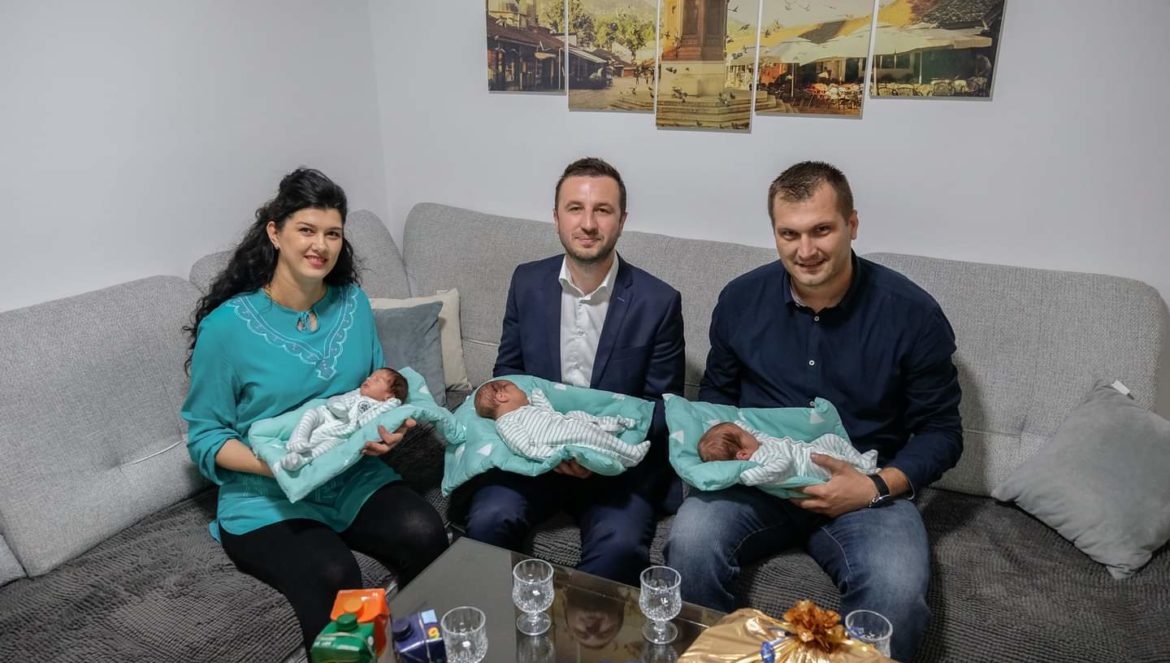 Načelnik Efendić posjetio  bračni par Bojić koji su nedavno dobili trojke