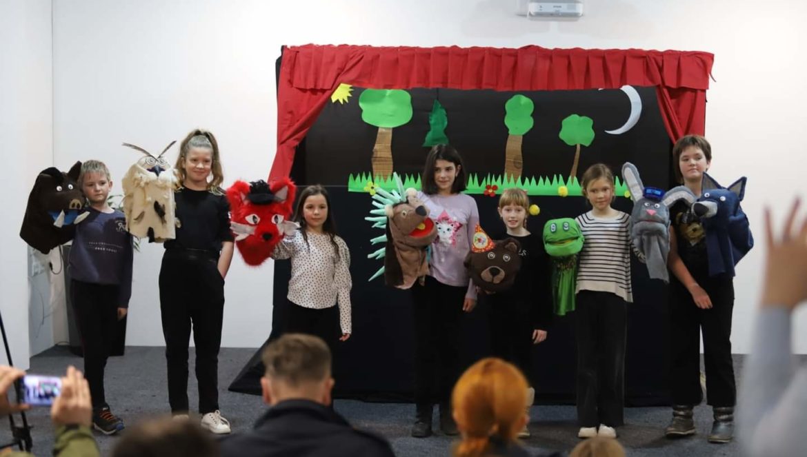 Polaznici lutkarske radionice Centra za kulturu i edukaciju "Safet Zajko" odigrali predstavu "Ježeva kućica"
