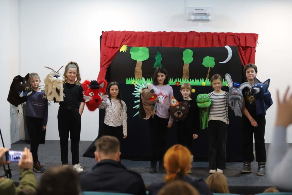 Polaznici lutkarske radionice Centra za kulturu i edukaciju "Safet Zajko" odigrali predstavu "Ježeva kućica"