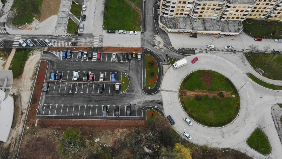Završena izgradnja parkinga u ulici Lava Tolstoja: Novouređene zelene površine krase ovaj dio Dobrinje