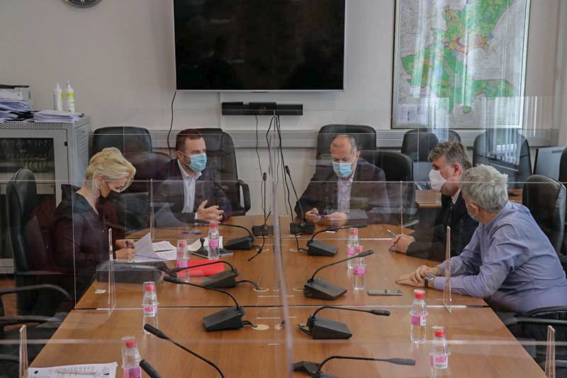 Načelnik Efendić i ministar Hadžiahmetović potpisali sporazum za izgradnju vodovodne mreže u Ahatovićima i separatne kanalizacije u Kodžinoj i ulici Vejsila Čurčića