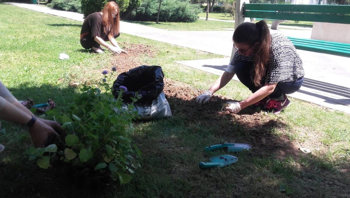 Studenti Šumarskog fakulteta zasadili cvijeće u Centru “Safet Zajko”