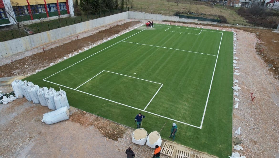 Završni radovi na fudbalskom terenu sa umjetnom travom u Naslju heroja Sokolje