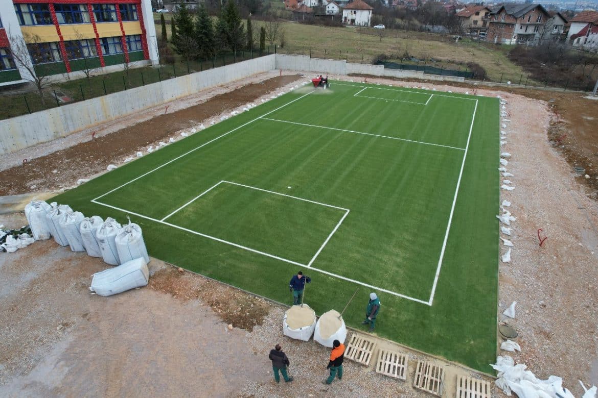 Završni radovi na fudbalskom terenu sa umjetnom travom u Naslju heroja Sokolje