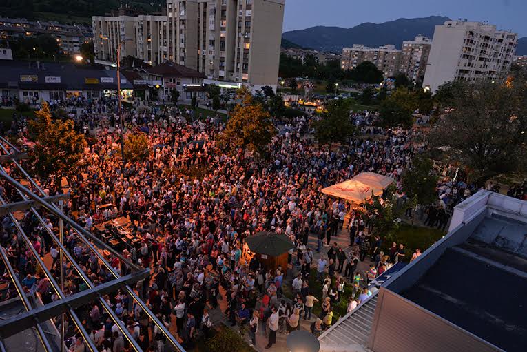 Pred više od deset hiljada građana Halid Bešlić održao koncert na Dobrinji