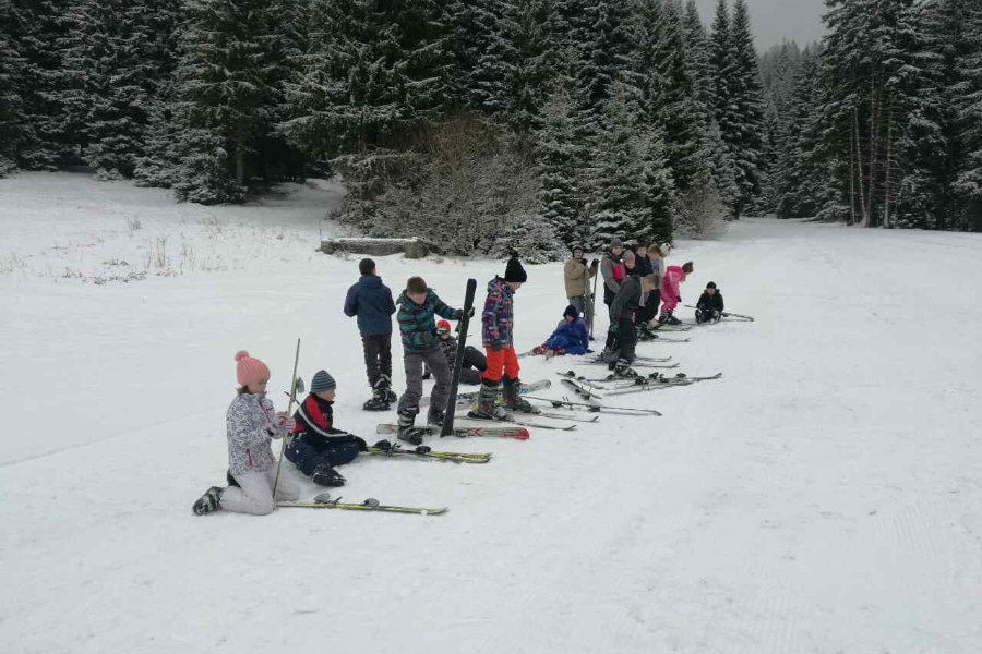 Počela škola skijanja za novogradske đake: Na Igmanu i Bjelešnici 450 djevojčica i dječaka učit će skijati