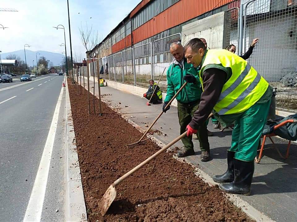 Nove travnate površine uz novoizgrađenu saobraćajnicu i pješčke staze u ulici Džemala Bijedića
